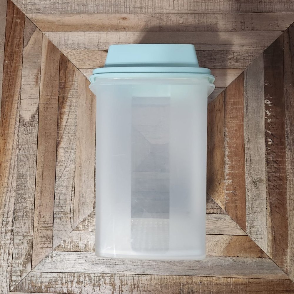 Tupperware 8 1/2 " tall Pick-A-Deli Pickle Keeper Aqua Mint Lid Insert 3 pc